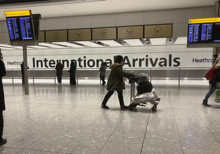 Phi trường Quốc tế Heathrow (Anh) vắng vẻ vì dịch bệnh - Ảnh: Matt Dunham (MTI)