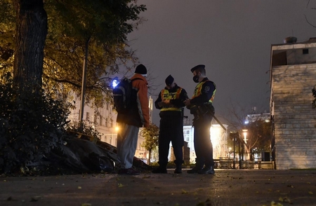 Cảnh sát kiểm tra những người có mặt ngoài đường trong thời gian giới nghiêm - Ảnh: koronavirus.gov.hu