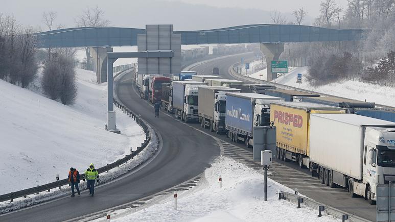 Kiểm tra ở biên giới Đức - Cộng hòa Czech - Ảnh: Petr David Josek (AP)