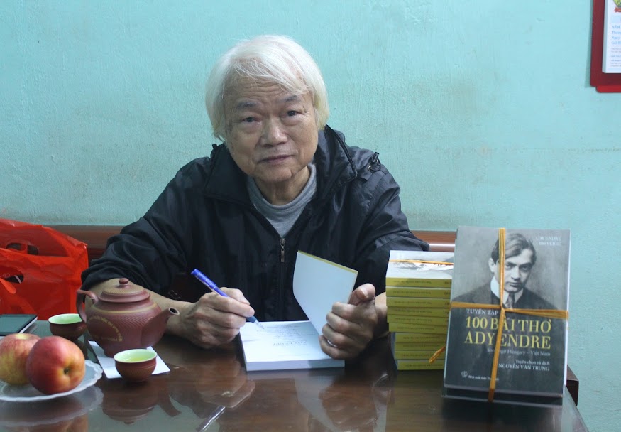 Dịch giả Nguyễn Văn Trung ký tặng các tập thơ dịch dày công của ông