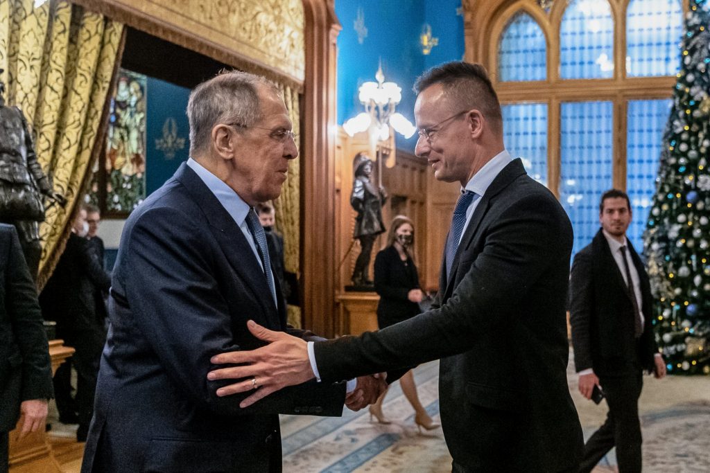 Ngoại trưởng Hungary Szijjártó Péter bắt tay người đồng cấp Nga Sergei Lavrov sau khi hoàn tất thỏa thuận về việc mua 2 triệu liều vaccine Sputnik V tại Moscow - Ảnh: Facebook của nhân vật