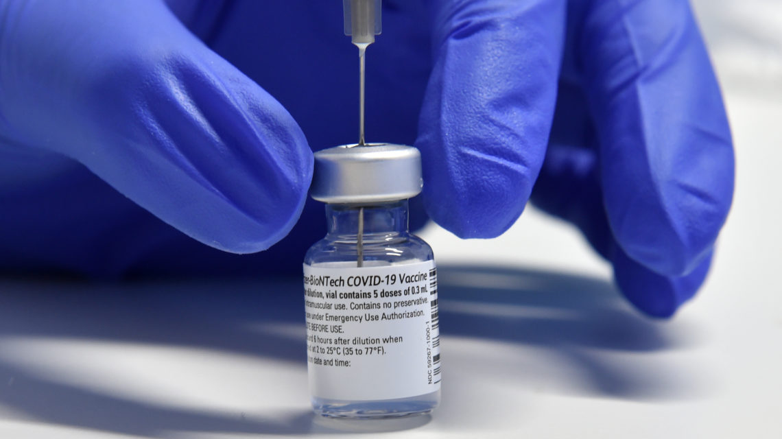 Vaccine, mấu chốt của cuộc chiến chống virus SARS-CoV-2 - Ảnh: Christof Stache (AFP)
