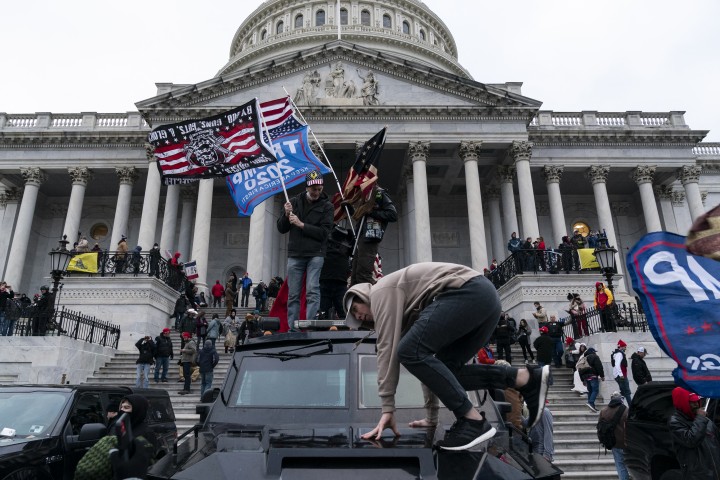 Những người biểu tình ủng hộ Donald Trump tấn công Điện Capitol. Washington DC, ngày 6/1/2021 - Ảnh: Alex Edelman (AFP)