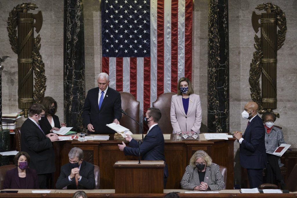 Phó Tổng thống Hoa Kỳ, Chủ tịch Thượng viện Mike Pence và Chủ tịch Hạ viện Nancy Pelosi xác thực các phiếu bầu của Đại cử tri Đoàn tại Điện Capitol ngày 7/1/2021 - Ảnh: J. Scott Applewhite (EPA)