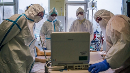 Điều trị bệnh nhân nhiễm Covid-19 tại phòng hồi sức cấp cứu, Viện Phổi Quốc gia Korányi, Budapest ngày 11/12/2020 - Ảnh: Balogh Zoltán (MTI)