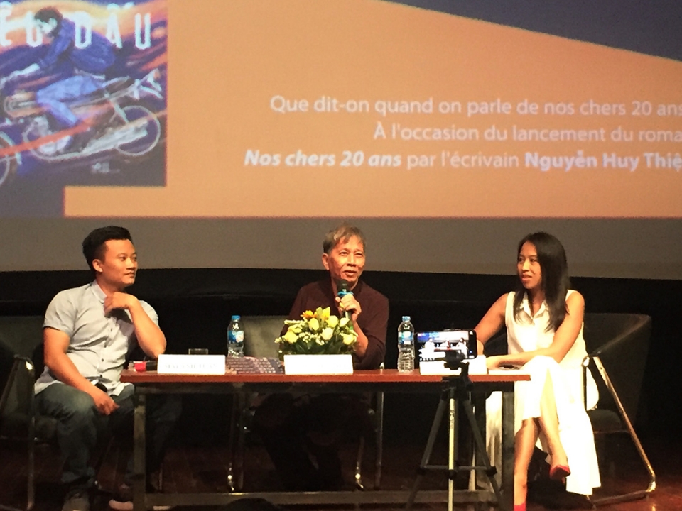 Tác giả trong tọa đàm nhân dịp ra mắt “Tuổi 20 yêu dấu”, tháng 10/2021 - baoquocte.vn