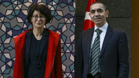 Bác sĩ Özlem Türeci và chồng, GS. Uğur Şahin - Ảnh: Abdulhamid Hosbas (AFP)