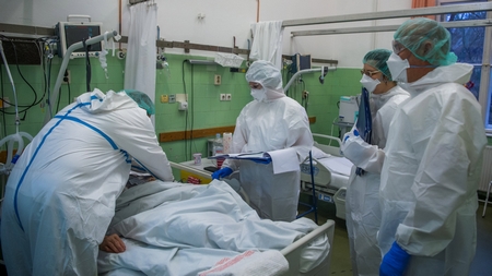 Điều trị cho bệnh nhân Covid-19 tại Bệnh viện Szent János, Budapest ngày 15/12/2020 - Ảnh: Balogh Zoltán (MTI)