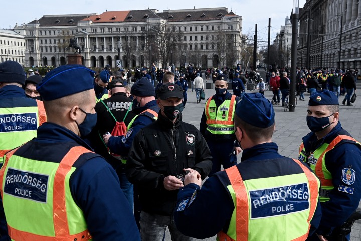 Cảnh sát kiểm tra giấy tờ và giải tán đám đông - Ảnh: Bődey János (telex.hu)