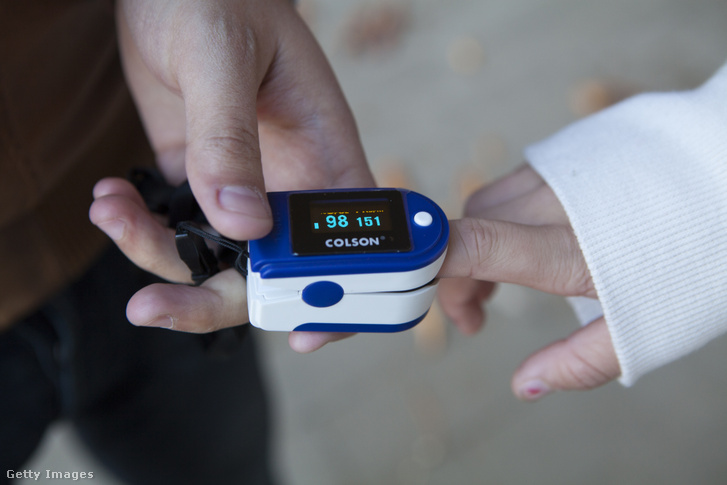 Thiết bị đo nồng độ ôxy trong máu (oxymeter), được coi là vật dụng y tế cần thiết trong mọi gia đình thời dịch bệnh - Ảnh: Bsip