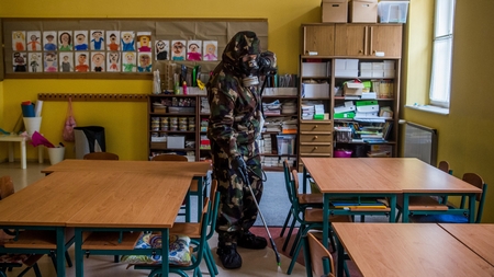 Quân đội hỗ trợ các trường sở tẩy trùng, Budapest ngày 17/3/2021 - Ảnh: Balogh Zoltán (MTI)
