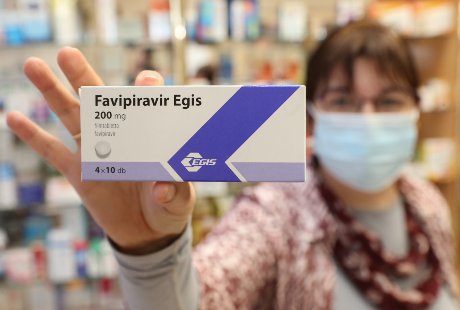 Hungary cho phép bệnh nhân dùng tại gia “biệt dược” Favipiravir (do hãng Egis của nước này bào chế) để chữa trị Covid-19 với sự chỉ định của bác sĩ - thuốc được cung cấp miễn phí - Ảnh: origo.hu