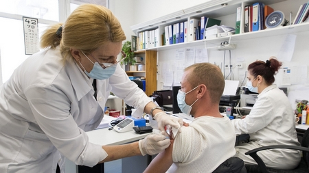 Tiêm vaccine AstraZeneca tại phòng khám TP. Győr, ngày 11-3-2021 - Ảnh: Krizsán Csaba (MTI)