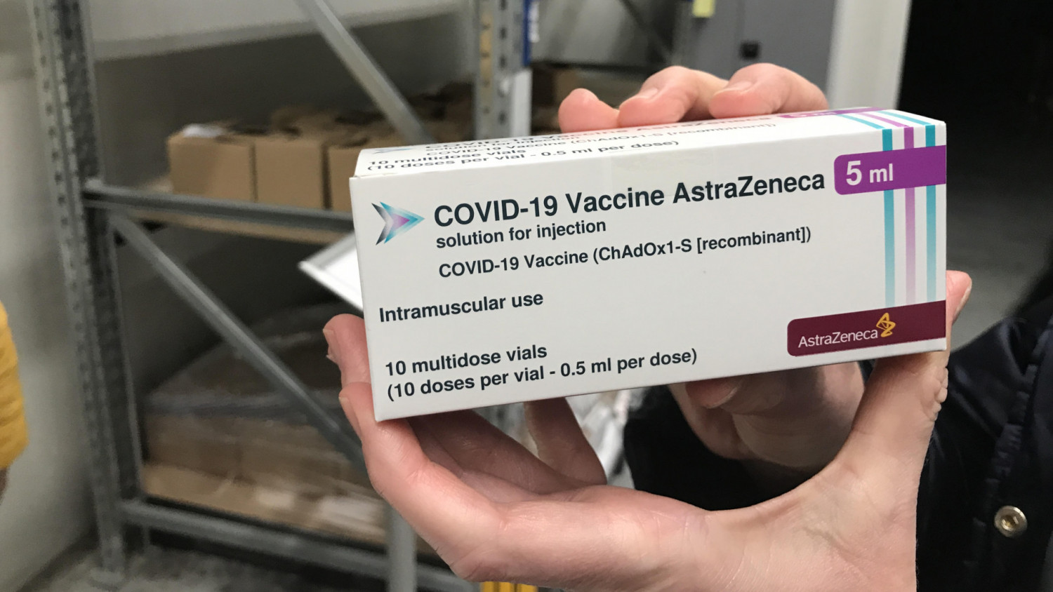 Vaccine của hãng AstraZeneca đang bị nghi ngại ở nhiều nước là có thể tạo nên tác dụng phụ nguy hiểm - Ảnh: portfolio.hu