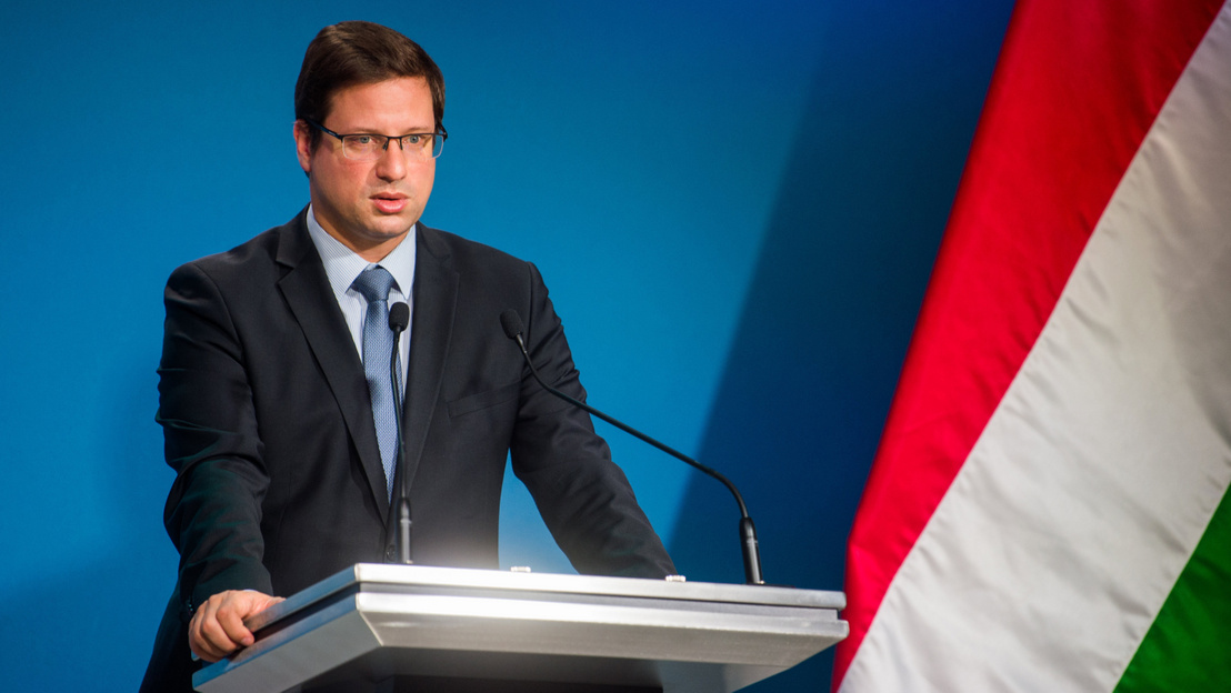 Bộ trưởng phụ trách Văn phòng Chính phủ Gulyás Gergely tuyên bố đóng cửa đất nước, Budapest ngày 4/3/2021 - Ảnh: index.hu
