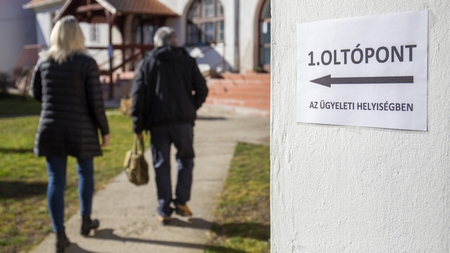 Người dân đi chủng ngừa ở điểm tiêm chủng vùng Pécsvárad, ngày 3/3/2021 - Ảnh: Varga György (MTI)