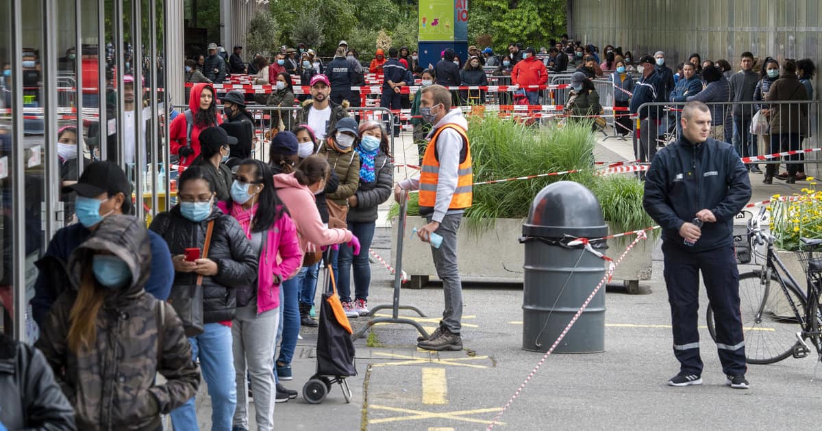 Hàng người chờ đợi nhận thực phẩm tại Geneva