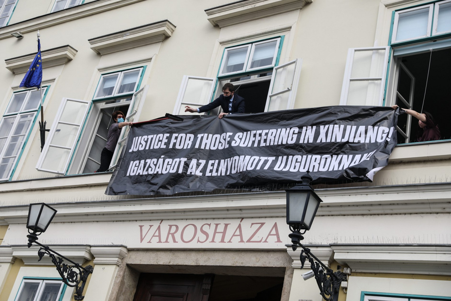 Chính quyền Quận 1, Budapest giăng biểu ngữ phản đối những vi phạm nhân quyền của Trung Quốc với người Duy Ngô Nhĩ tại Tân Cương - Ảnh: Facebook của Chính quyền Quận 1, Budapest