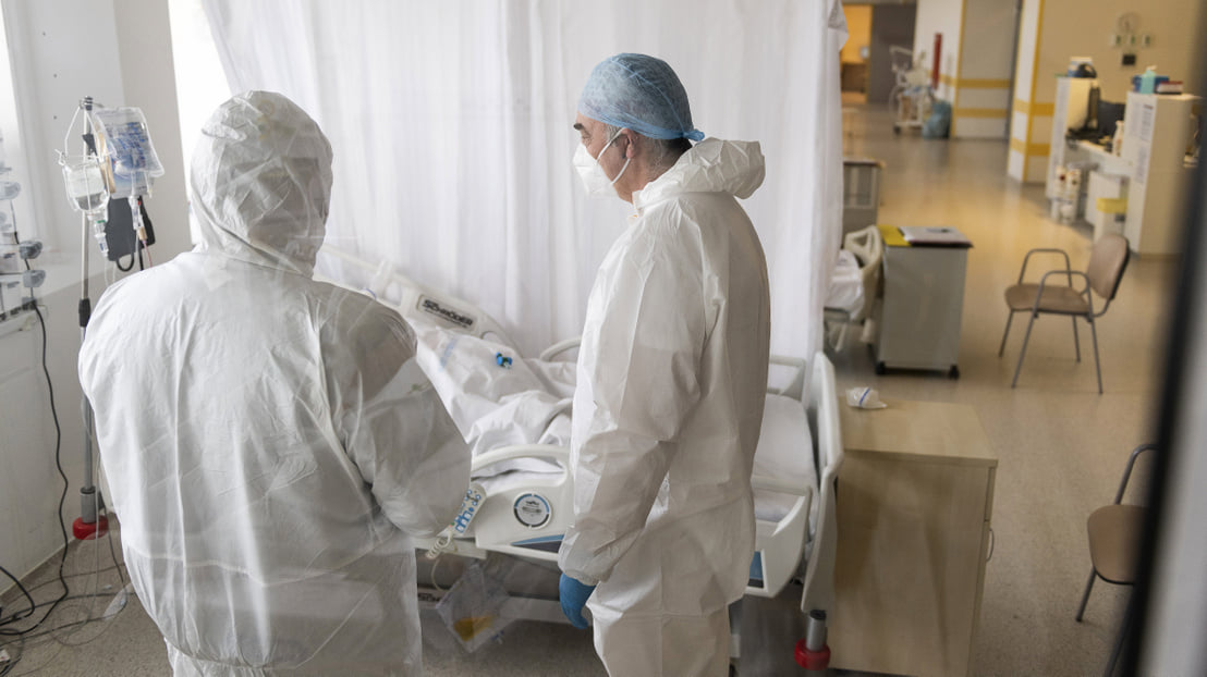 Điều trị bệnh nhân thở máy do bệnh Covid-19 tại khu hồi sức đặc biệt, Bệnh viện Jósa András (Nyíregyháza), ngày 2-4-2021 - Ảnh: Balázs Attila (MTI)