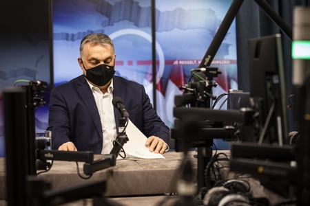 Thủ tướng Orbán Viktor trong phòng thu âm của kênh Kossuth Rádió, Budapest ngày 5-3-2021 - Ảnh: Fischer Zoltán (MTI)
