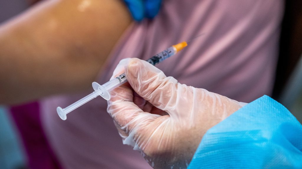 Rủi ro của vaccine là không đáng kể so với rủi do do dịch bệnh gây ra - Ảnh: 24.hu