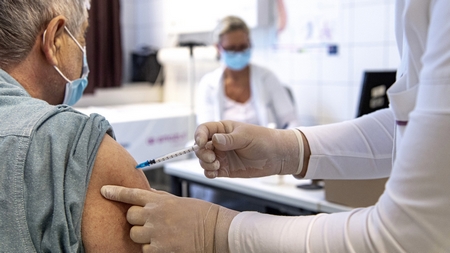 Tiêm vaccine của Pfizer/ BioNTech cho một nam bệnh nhân tại Bệnh viện Quân đội, Budapest ngày 13-4-2021 - Ảnh: Szigetváry Zsolt (MTI)