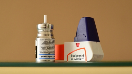 Thuốc xịt mũi Budesonide để điều trị hen suyễn - Ảnh: Shutterstock