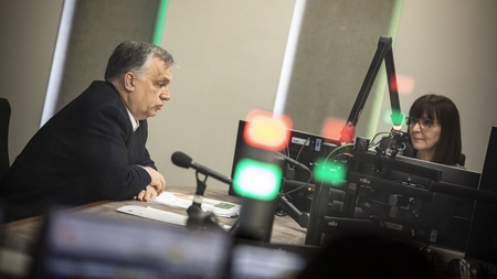 Thủ tướng Orbán Viktor trả lời phỏng vấn Kênh Kossuth Rádió, ngày 26-3-2021 - Ảnh: Fischer Zoltán (MTI)
