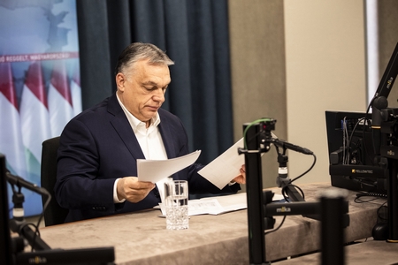 Thủ tướng Orbán Viktor tại phòng thu âm của Kênh Kossuth Rádió, ngày 26/2/2021 - Ảnh: Fischer Zoltán (MTI)