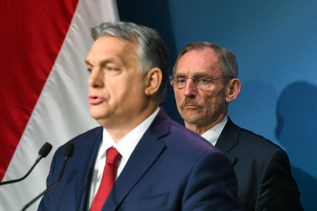 Bộ trưởng Nội vụ Pinter Sándor (phải) sẽ là người được cả nước Hung chú tâm vào thứ Tư - Ảnh: hvg.hu