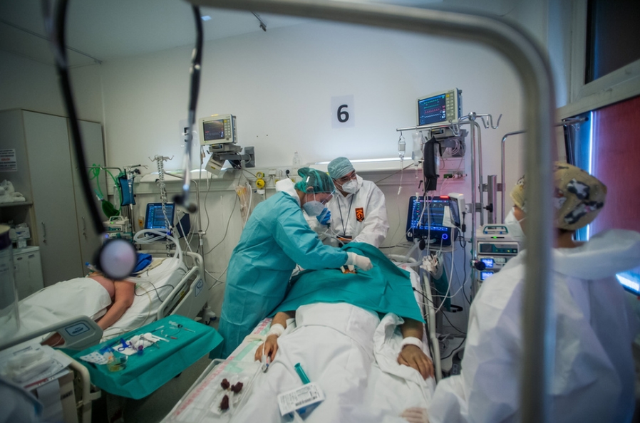 Hy vọng những cảnh như thế này sẽ ít đi: chăm sóc bệnh nhân thở máy tại khoa hồi sức tích cực, Bệnh viện Honvéd, Budapest ngày 1/4/2021 - Ảnh: Balogh Zoltán (MTI)