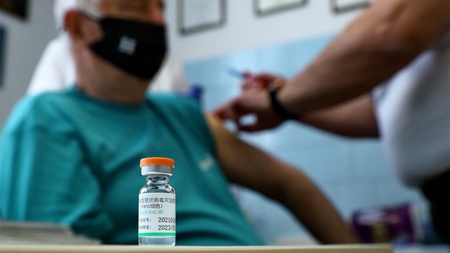 Vaccine Trung Quốc: sự thiếu minh bạch gây rắc rối lớn - Ảnh: Lehoczky Péter (MTI)
