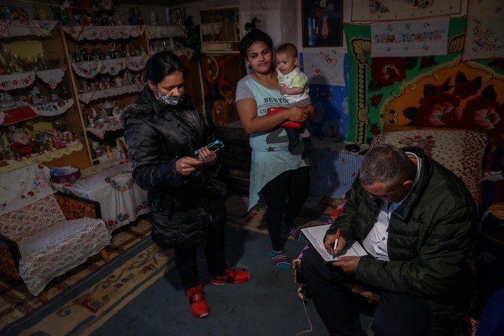 Các tình nguyện viên tới các vùng có đông sắc dân Tzigane nghèo khổ sinh sống để vận động và giúp họ đăng ký tiêm phòng - Ảnh: Huszti István (telex.hu)