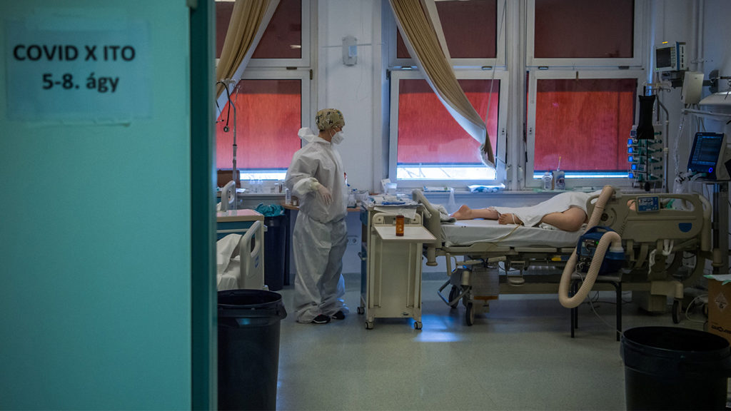 Bệnh nhân nhiễm Covid-19 nặng ở phòng hồi sức cấp cứu - Ảnh: Balogh Zoltán (MTI)