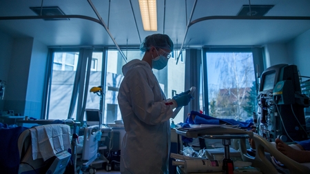 Y tá mặc trang phục bảo hộ trong phòng chăm sóc đặc biệt cho bệnh nhân nhiễm Covid-19 tại Khoa Tim mạch Városmajor, Đại học Y khoa Semmelweis (SOTE, Budapest), ngày 9-4-2021 - Ảnh: Balogh Zoltán (MTI)