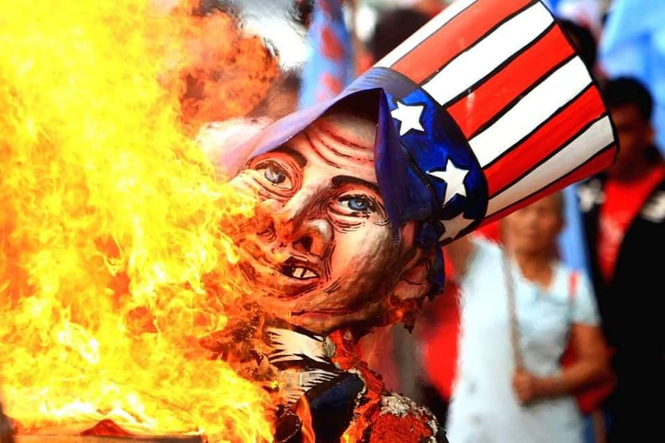 Biểu tượng chú Sam bị đốt trong ngày Nhân quyền ở Manila, Philippines