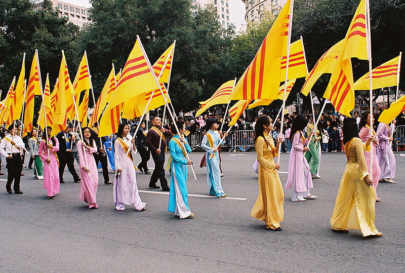 Cờ vàng ba sọc đỏ - “Lá cờ Tự do và Di sản” (Heritage and Freedom Flag) đối với một bộ phận người Việt hải ngoại - trong một dịp diễu hành tại San Jose, Tết Kỷ Sửu 2009 - Ảnh: Wikipedia
