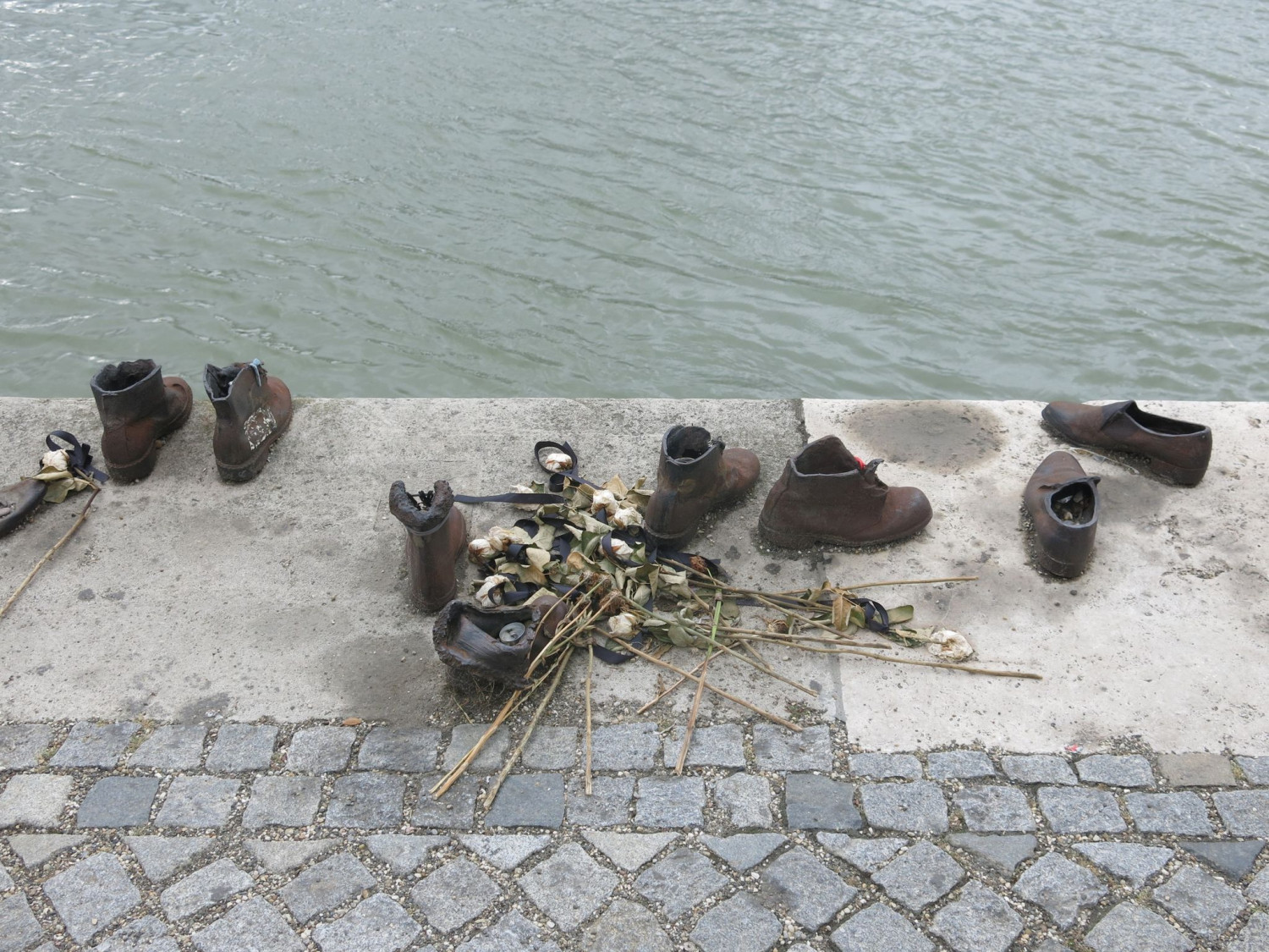 “Những đôi giày bên bờ sông Danube” - Ảnh: Trần Lê