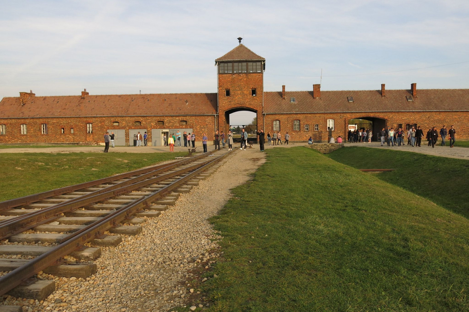 “Cổng tử thần” tại Trại Auschwitz-Birkenau (Ba Lan) - Ảnh: Trần Lê