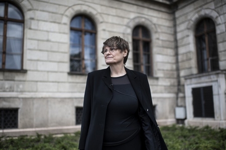 TS. Karikó Katalin trước trụ sở Viện Hàn lâm Khoa học Hungary trước phiên họp toàn thể năm 2021 - Ảnh: Bődey János (index.hu)