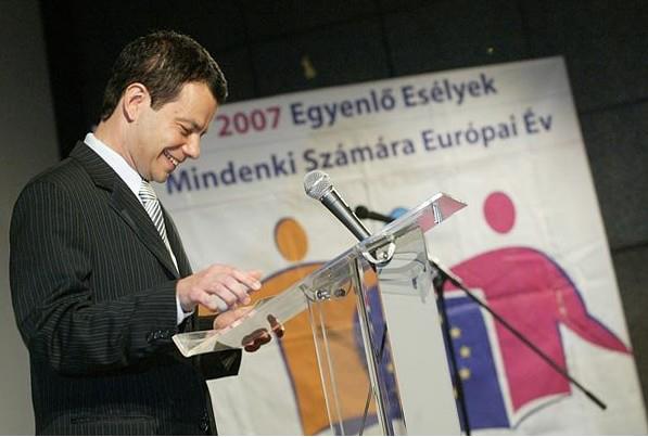 Quốc vụ khanh Văn phòng Chính phủ Hungary, ông Szetey Gábor, công khai thừa nhận mình là người đồng tính trong diễn văn khai mạc Liên hoan Đồng tính lần thứ 12 (ngày 5-7-2007, Budapest) - Ảnh: Kovács Bence