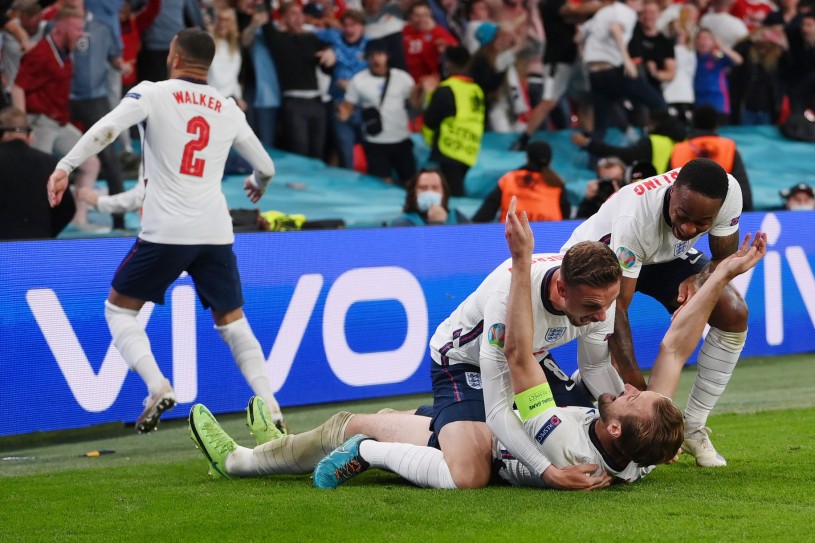 Bàn thắng từ chấm phạt đền của thủ quân Harry Kane đưa tuyển Anh vào chung kết EURO 2020 - Ảnh: Laurence Griffiths (Reuters)