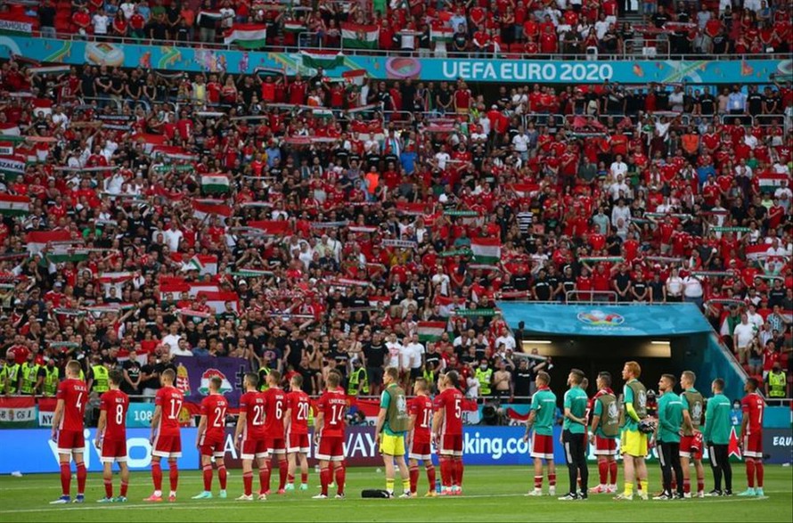 CÐV Hungary phủ kín sân Puskás Aréna trong trận chủ nhà Hungary tiếp Bồ Ðào Nha tối 15/6. Ảnh: UEFA