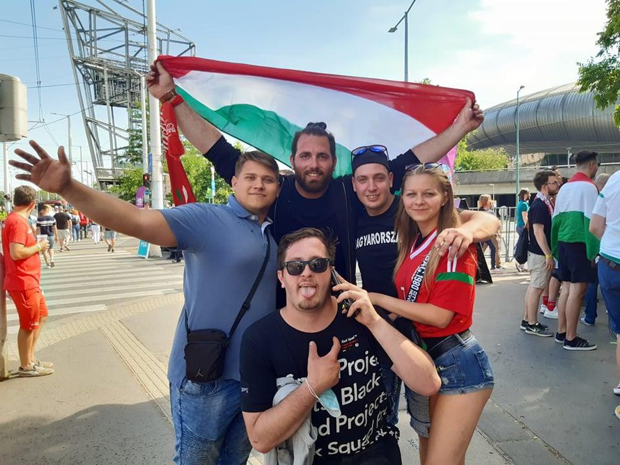 Các cổ động viên Hungary hào hứng trước trận đấu với Bồ Đào Nha