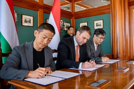 Ký thỏa thuận hợp tác giữa Hungary và đối tác Trung Quốc - Ảnh: Facebook của Quốc vụ khanh Menczer Tamás