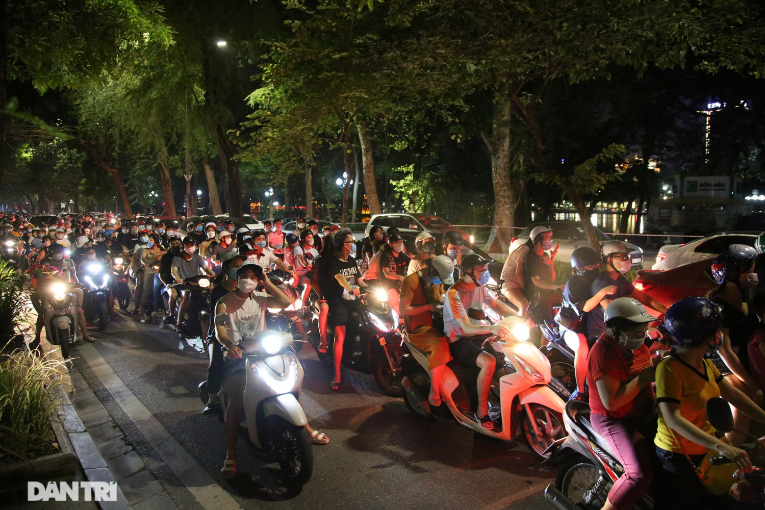 Người và xe đông đặc trong đêm Trung thu khi Hà Nội vừa hết giãn cách sau hơn 2 tháng - Ảnh: Hữu Nghị (dantri.com.vn)