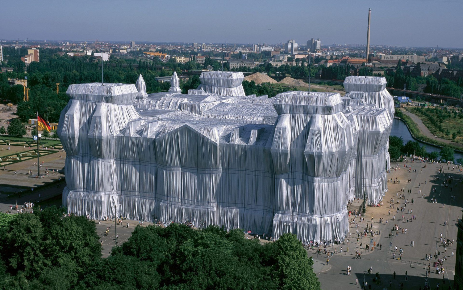 “Reichstag bọc vải” (Wrapped Reichstag) ở Berlin (1995) - Ảnh: Wolfgang Volz