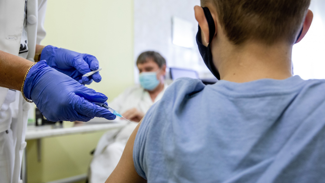 Báo chí Hungary đặt vấn đề có thể liệt vaccine kháng Covid-19 vào hàng các loại tiêm chủng bắt buộc khác hay không? - Ảnh: Rosta Tibor (MTI)