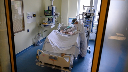 Các phòng Chăm sóc Tích cực ở Hungary gần như đã không còn chỗ cho bệnh nhân nặng - Ảnh: Vasvári Tamás (MTI)