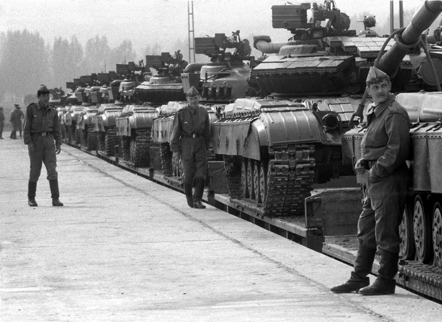 Lính Xô-viết bên đoàn tàu chở chiến xa về nước tại ga Esztergom - Ảnh: Friedmann Endre (MTI)